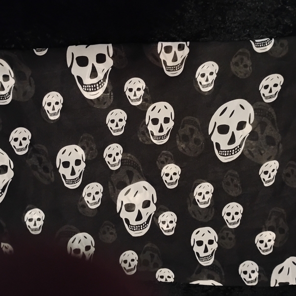 Black and White Skull Pattern Scarf - Picture 2 of 4